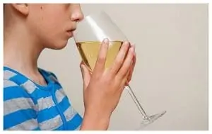 Детский и подростковый алкоголизм: профилактика, признаки и лечение